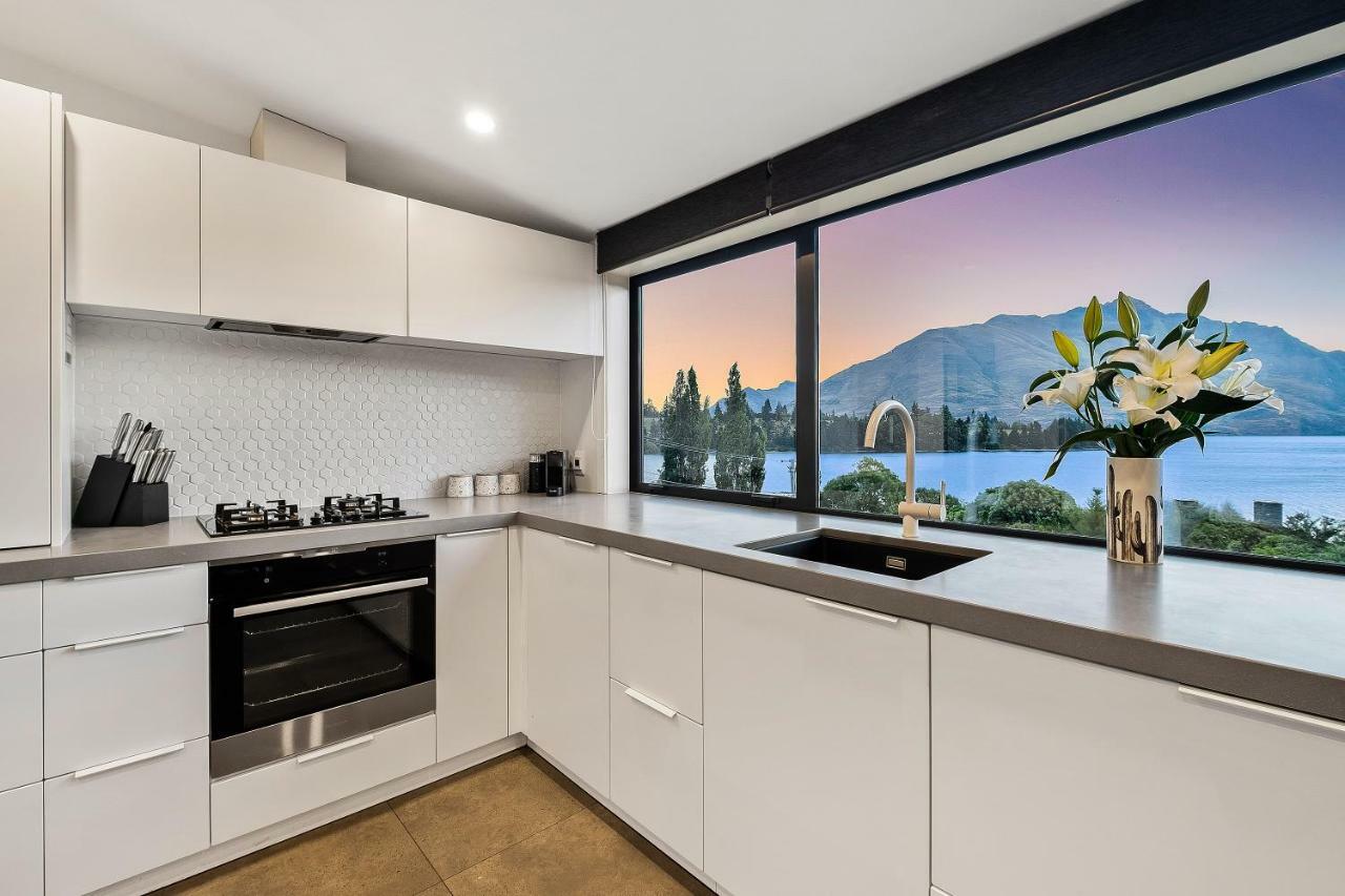 Lakeside Luxury On Suburb Street كوينستاون المظهر الخارجي الصورة